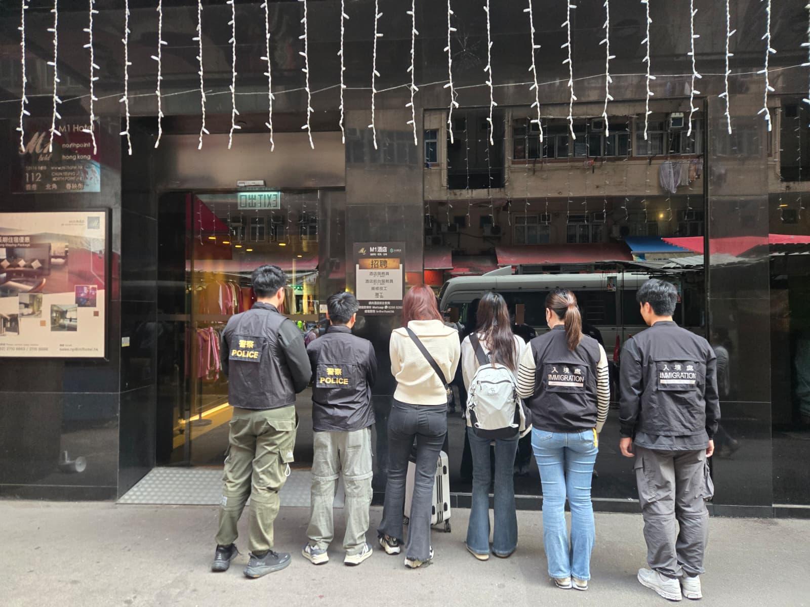 警聯入境處北角酒店反黑工，拘兩內地女檢多個避孕套。(警方圖片)