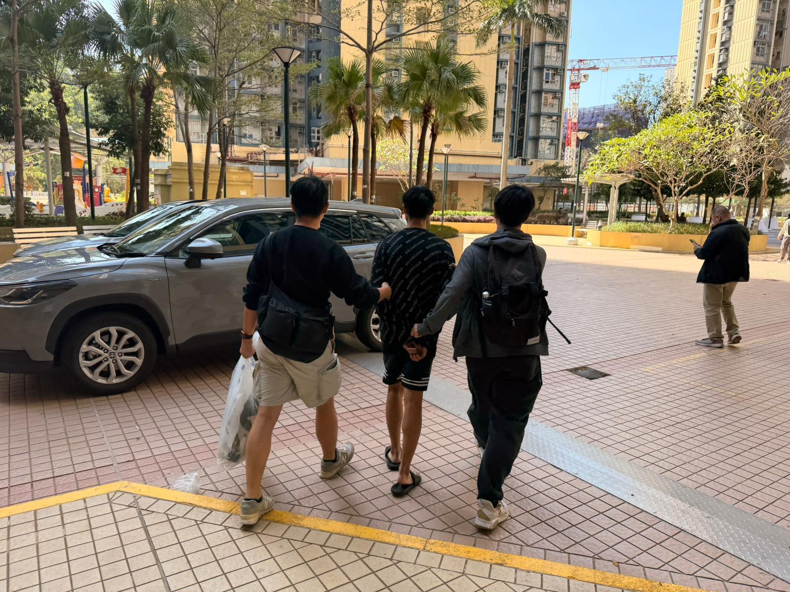 青衣大王下村現偷衫賊，21歲男葵涌落網。(警方圖片)