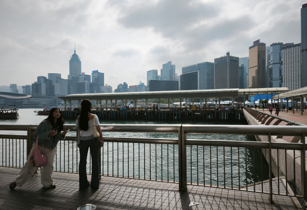 天文台表示，熱帶氣旋鳳凰已進入本港800公里範圍，將於今日(11月10日)中午12時20分發出一號戒備信號。(中通社資料圖片)