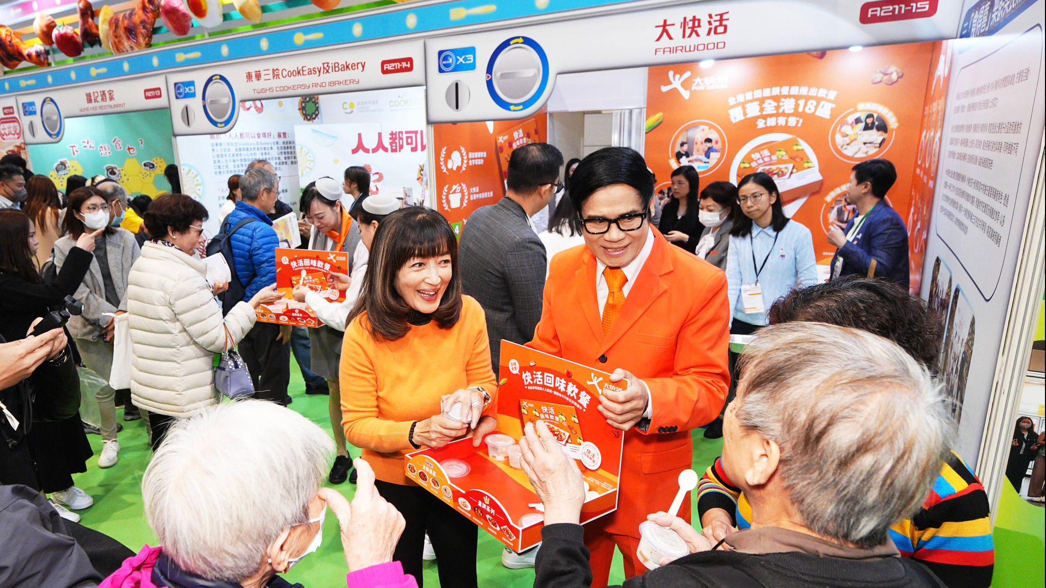 安德尊自言未到食軟餐年紀 偕馬海倫派新菜式給長者試食