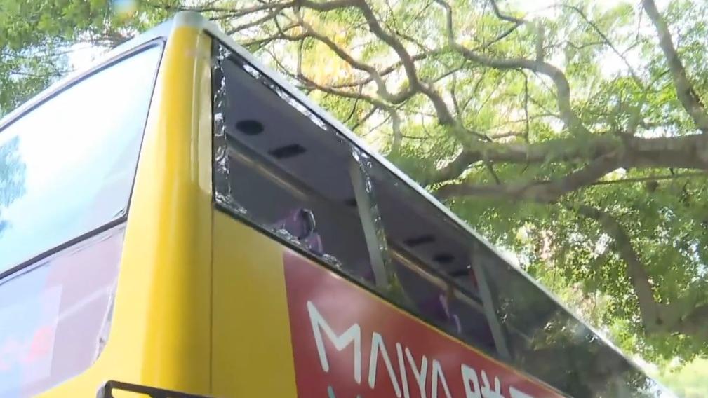 西環一輛巴士發生爆玻璃事故。（有線電視新聞截圖）