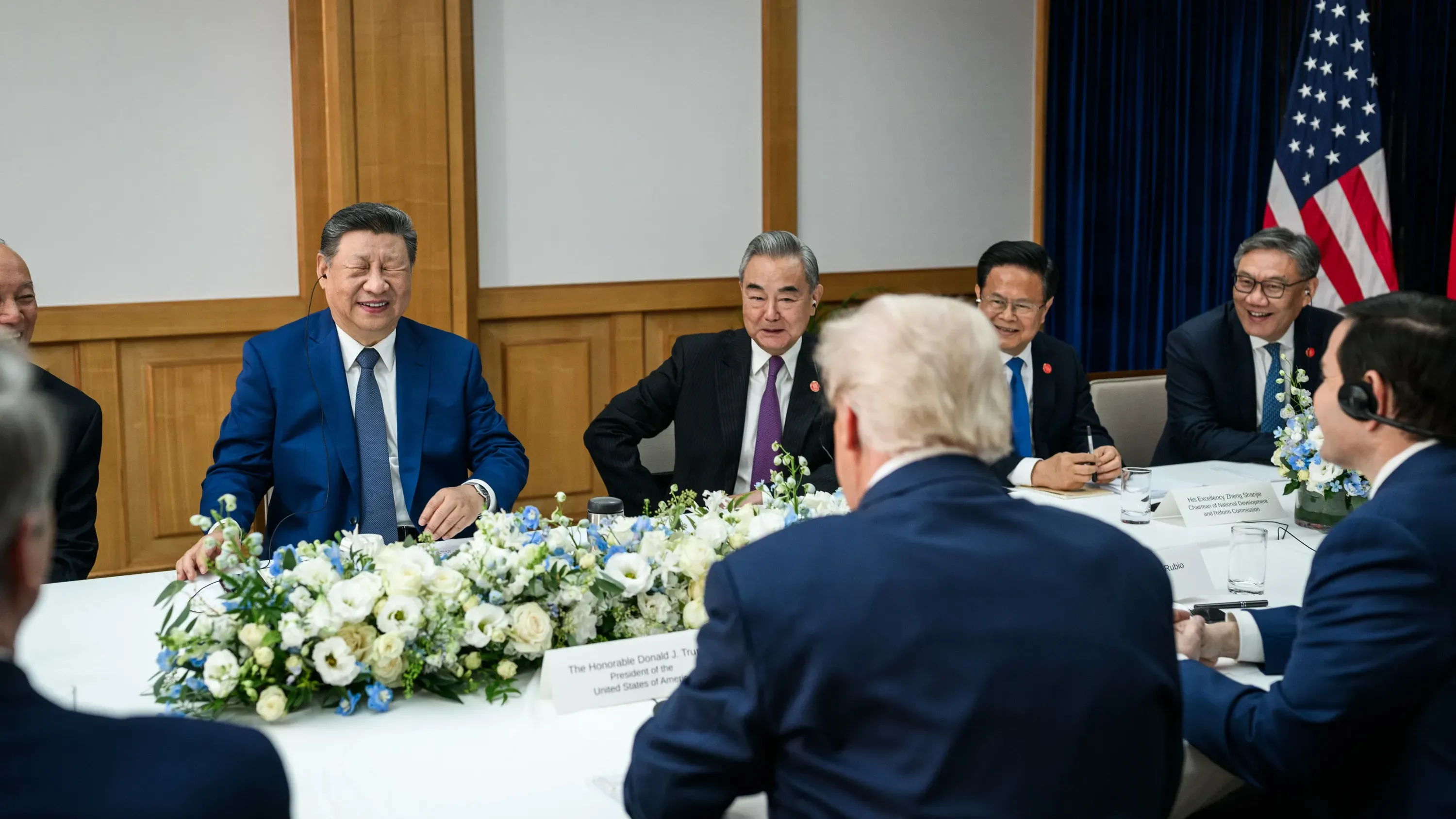 特朗普向習近平展示疑似小卡的物品。（圖/翻攝白宮網站）