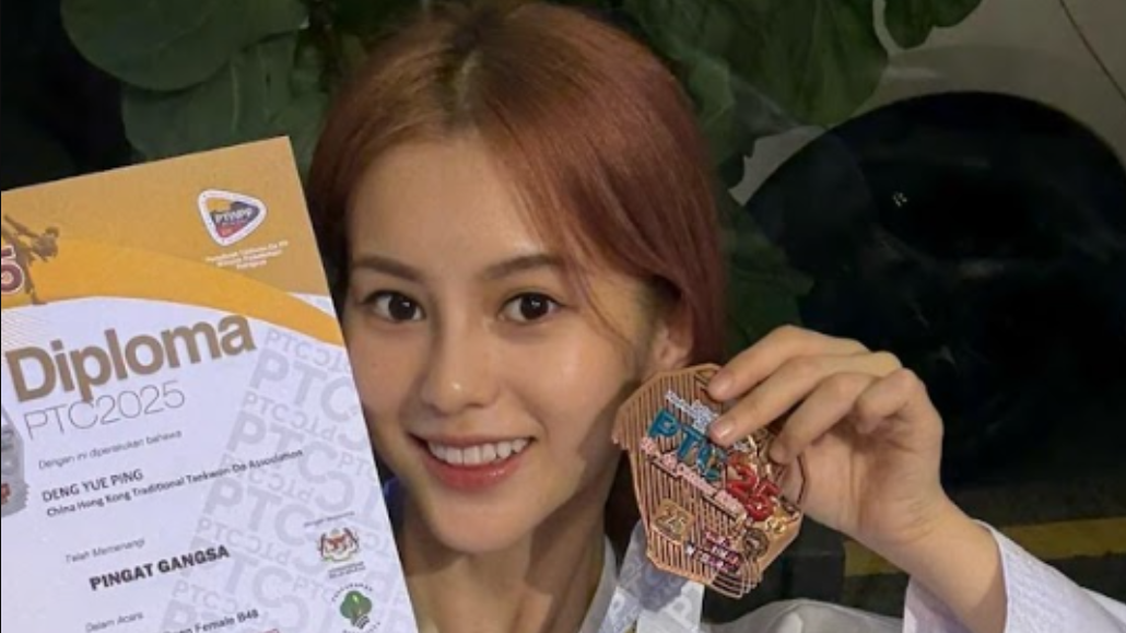 根據新聞稿稱鄧月平「代表香港出戰馬來西亞跆拳道比賽勇奪銅牌 為港爭光」，是由一個名為「中國香港傳統跆拳道總會」的組織帶隊，參加在馬來西亞布城舉行的第十一屆布城跆拳道挑戰賽2025。