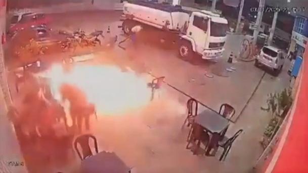 男子在油站吸煙，瞬間引燃巨大火球，十分嚇人。(互聯網)