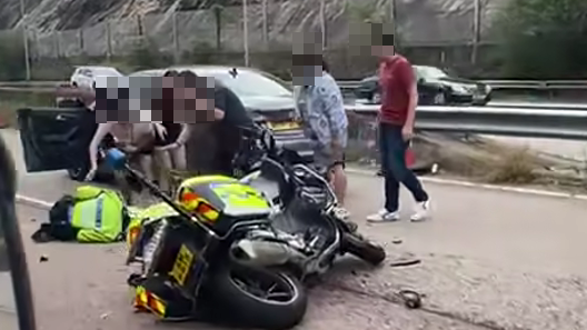 青朗公路警方電單車與私家車相撞(FB車cam L香港群組影片截圖)