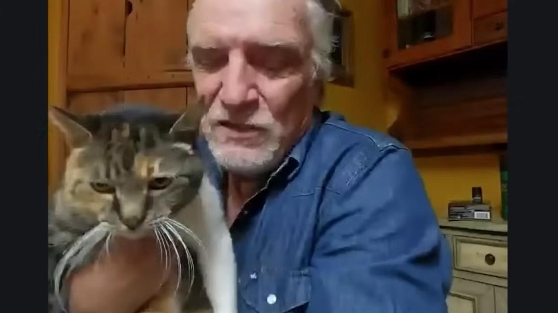 哈伯勒與貓咪阿薩團聚後受訪，分享他們的奇蹟故事。(互聯網)