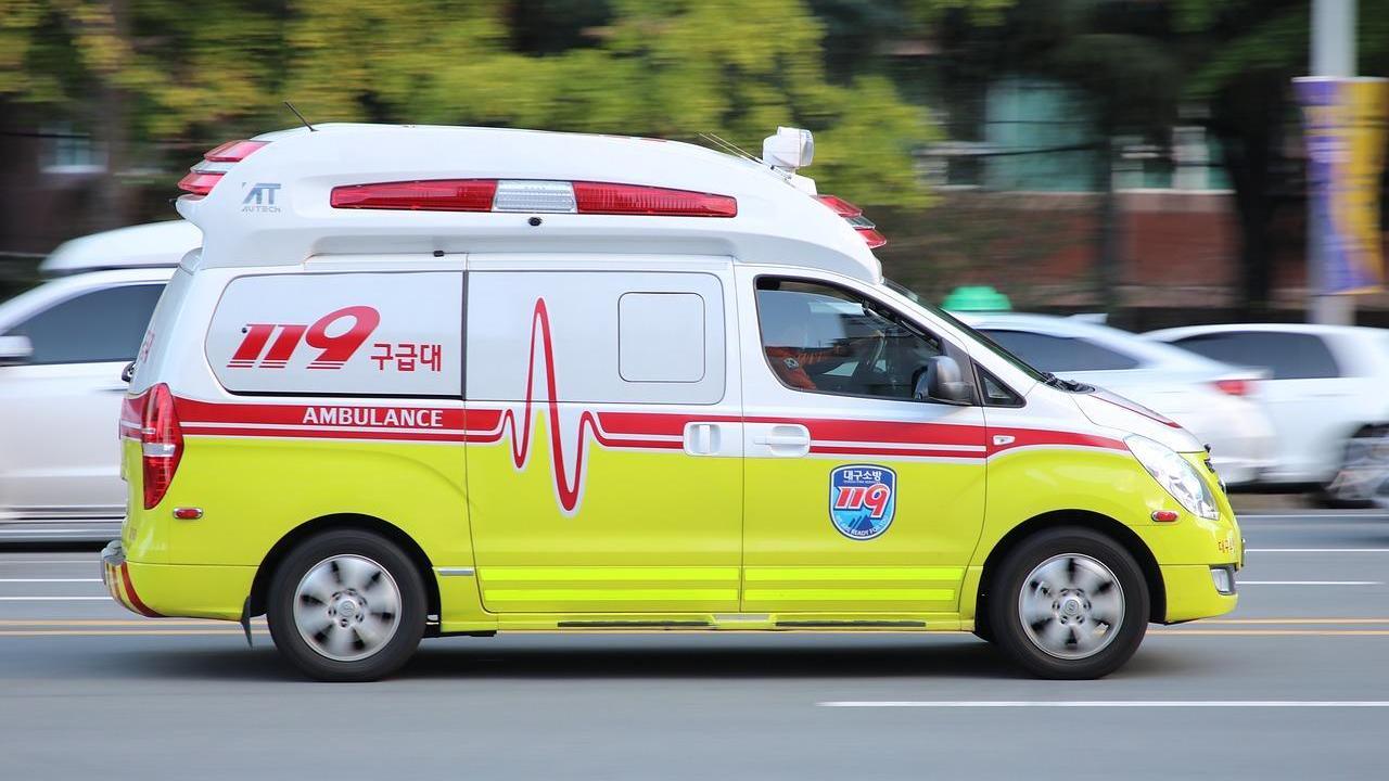 釜山高中生抽搐倒地8醫院拒收　救護車上等待一小時終身亡。（示意圖／PIXABAY）