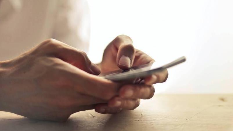 男子白天上班，晚上熬夜玩手機，長期下來導致腦膜炎。（示意圖／pexels）