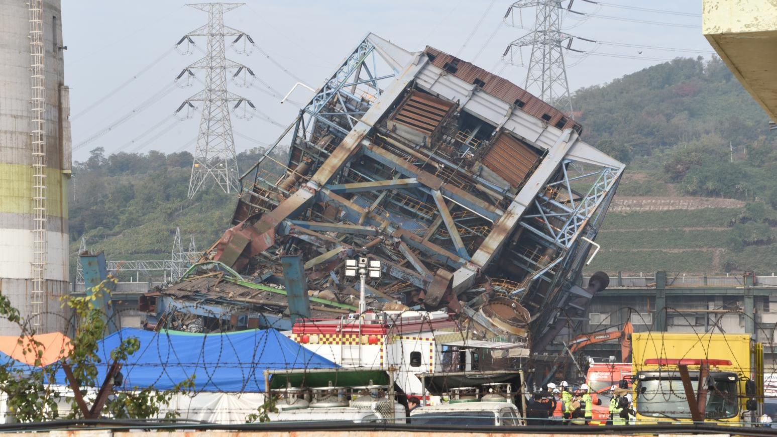 南韓蔚山市發電廠鍋爐塔倒塌意外 最少1死2失蹤 障礙物多搜救困難。（美聯社）
