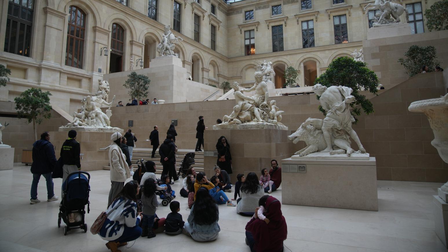 11月19日，遊客在羅浮宮黎塞留庭院（Richelieu Wing）內參觀。（美聯社）