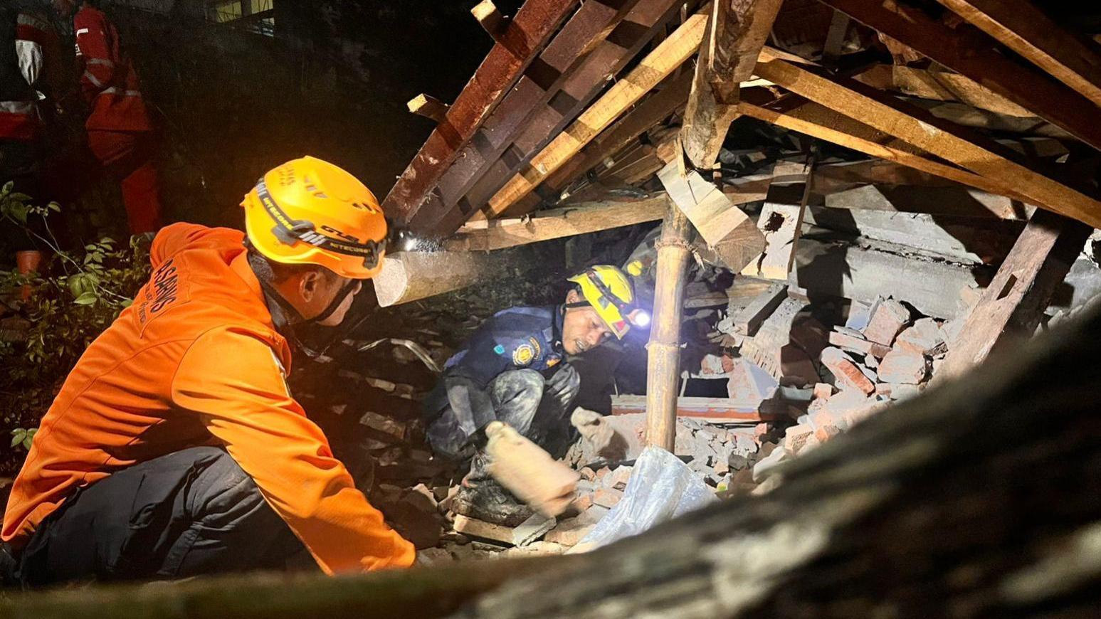11月13日芝拉扎一個村莊發生山泥傾瀉，救援人員在搜尋倖存者。（圖／美聯社）