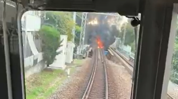 東京電車軌道大火(X影片截圖)