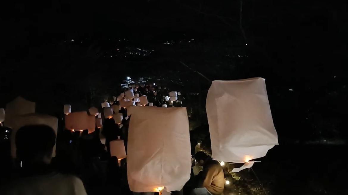 日本群馬縣澀川市法水寺本月1晚舉行「給天國的信」天燈祈福活動，逾1,200人參加，場面感人。(互聯網)