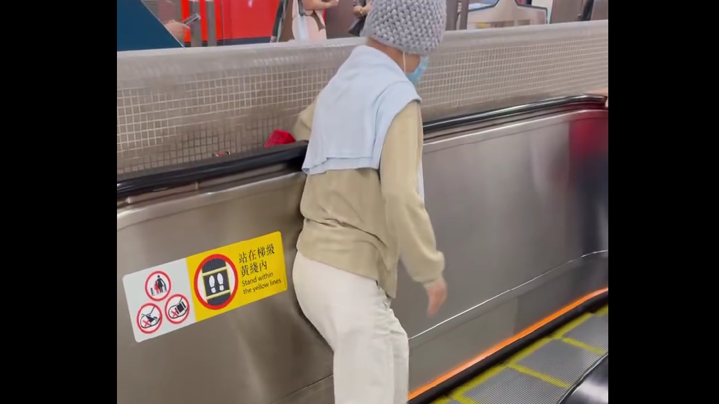 婆婆港鐵扶手梯逆行，如行跑步機(Threads影片截圖)