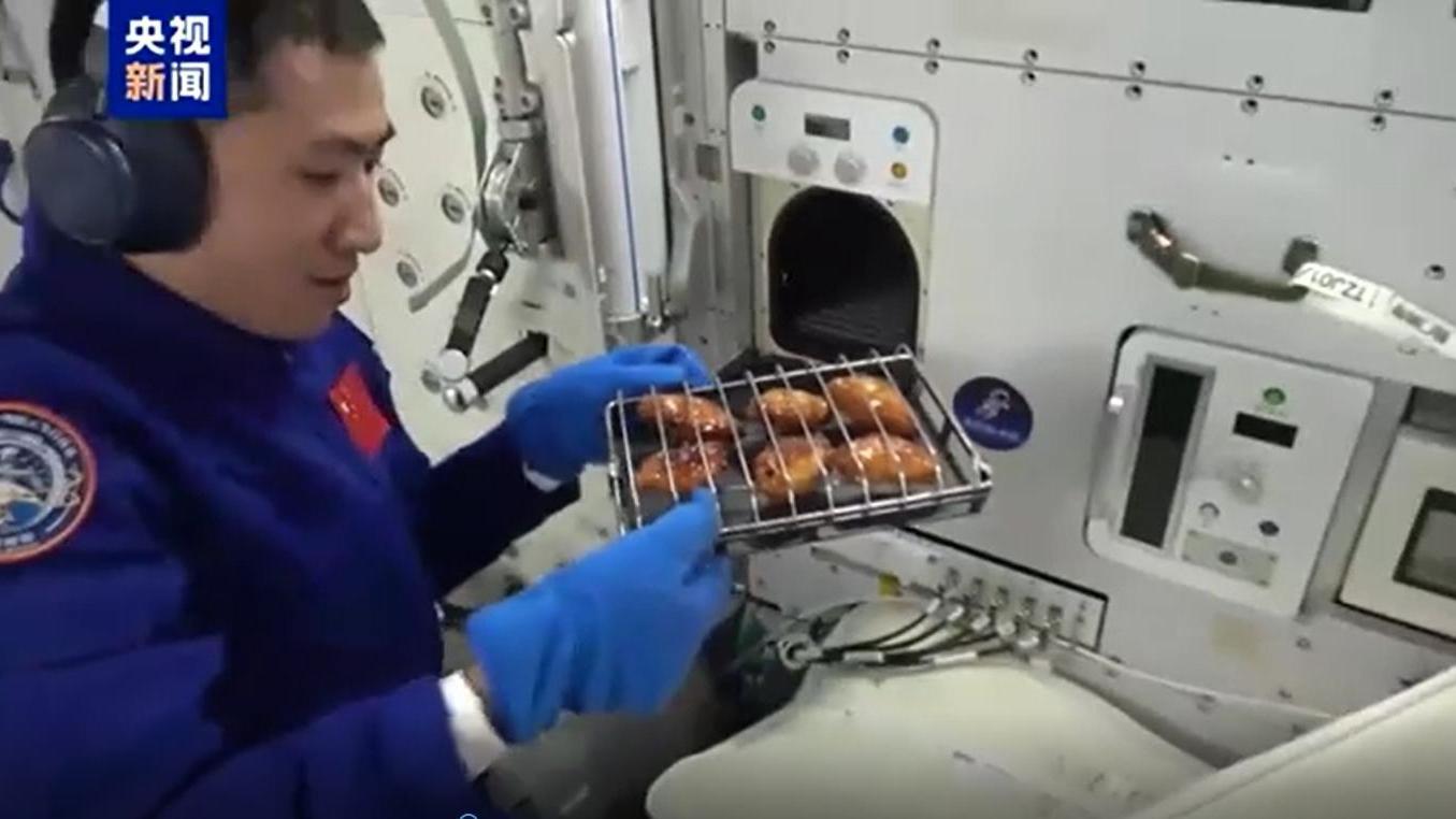 太空人武飛在空間站首次實現烤雞翅。（圖／翻攝《央視新聞》）