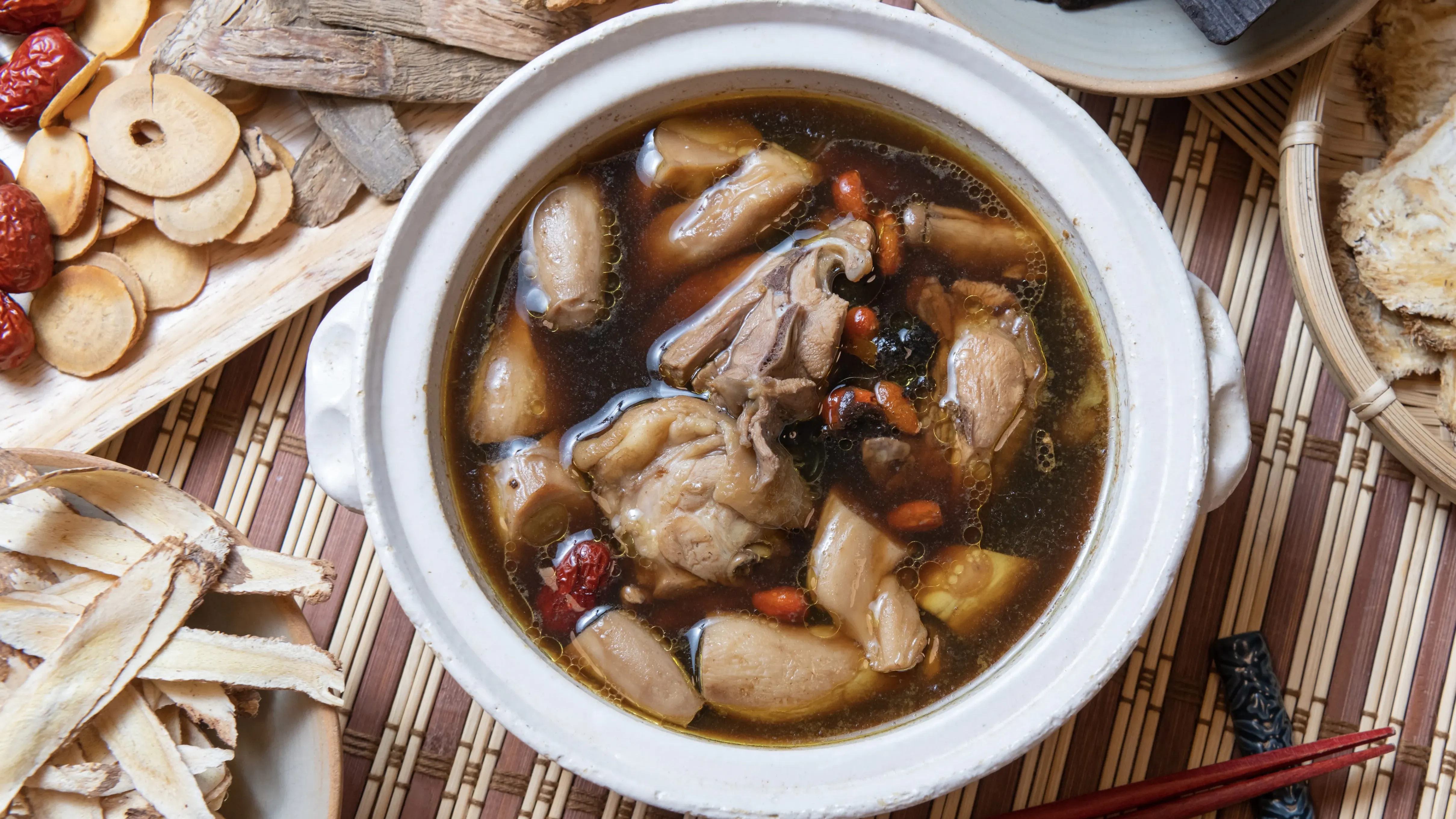 立冬進補藥膳，可選擇比較溫和的藥膳，如四神湯、何首烏雞、蘿蔔排骨湯等涼補或平補的藥膳即可。