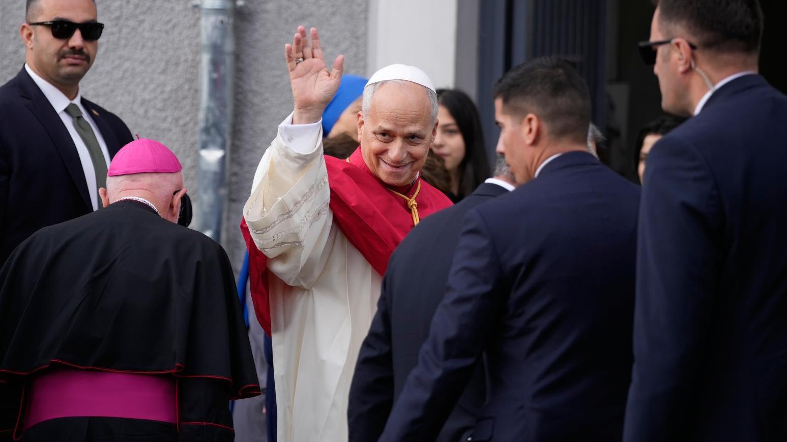 教宗良十四世28日抵達土耳其伊斯坦堡聖神主教座堂，向民眾揮手致意。 （圖/美聯社）