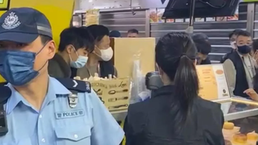 社交平台Threads有網民在發帖，指葵涌廣場二樓的梳乎厘班戟店「鳩戟」，周一（24日）遭大批警員調查，當中包括多名便衣人員。