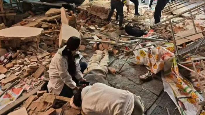 有民眾被倒塌棚架壓倒，現場觸目驚心。（圖/翻攝新浪微博）