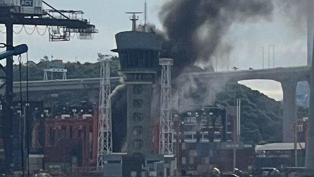 葵涌八號貨櫃碼頭發生火警。（fb「消防群組」圖片）