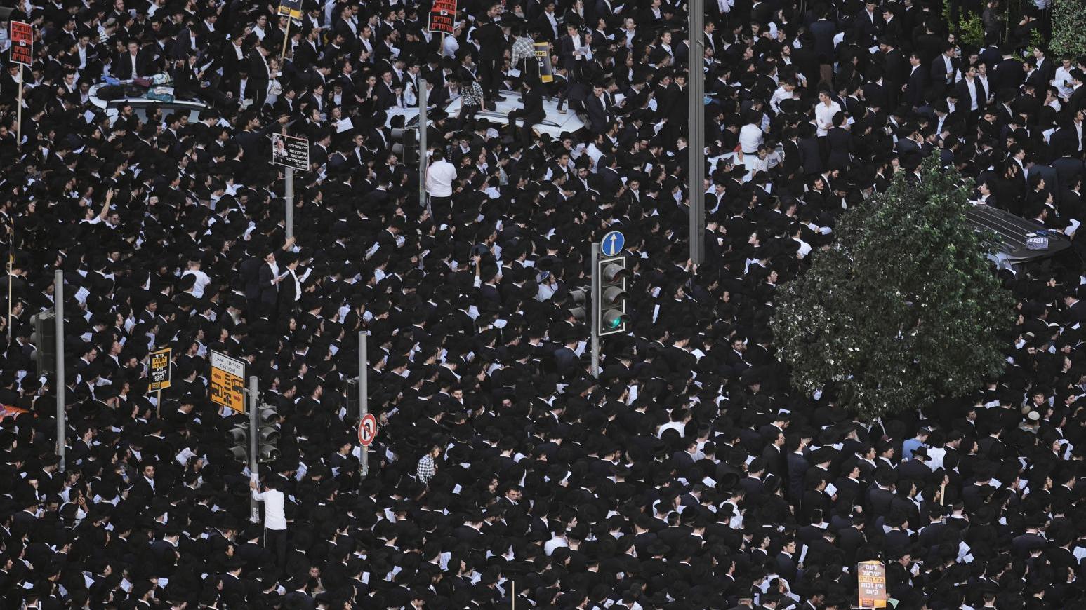 約20萬名「嚴格正統派/哈雷迪派」猶太男性30日封鎖耶路撒冷入口。（圖／《美聯社》）