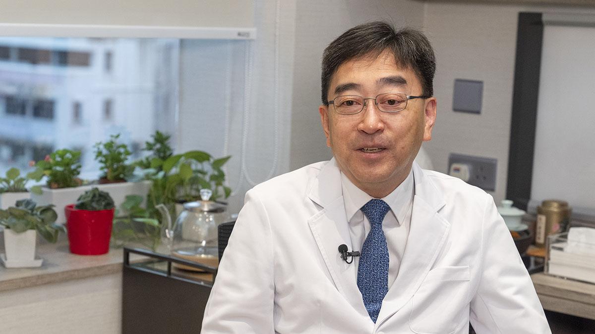 樹仁大學向高永文頒授榮譽博士，表彰其非凡成就與仁心貢獻。(仁大提供)