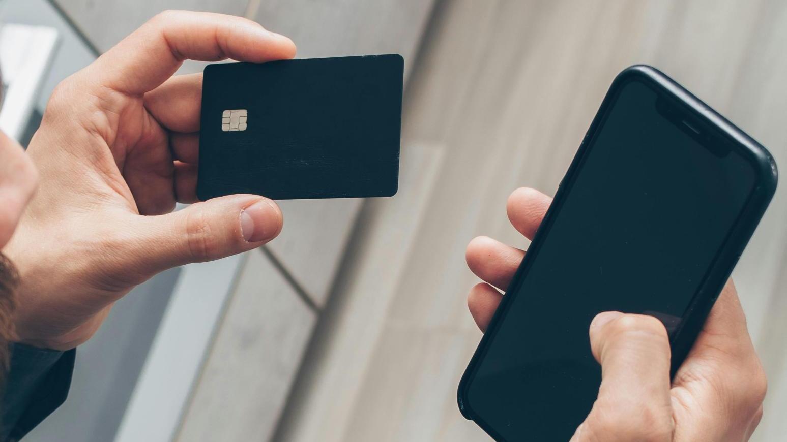 台籍男女受詐騙集團指使，赴新加坡盜刷信用卡被判重刑。（示意圖／pexels）