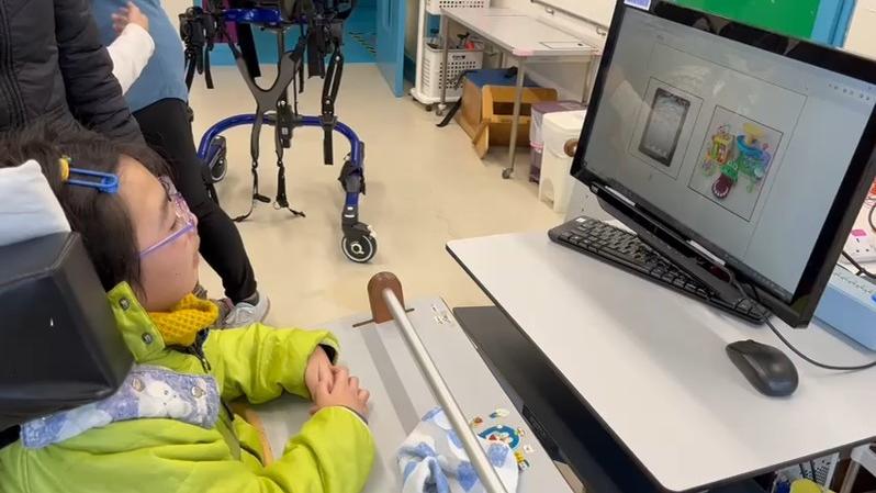 恩光學校學生使用眼動儀加強溝通表達能力