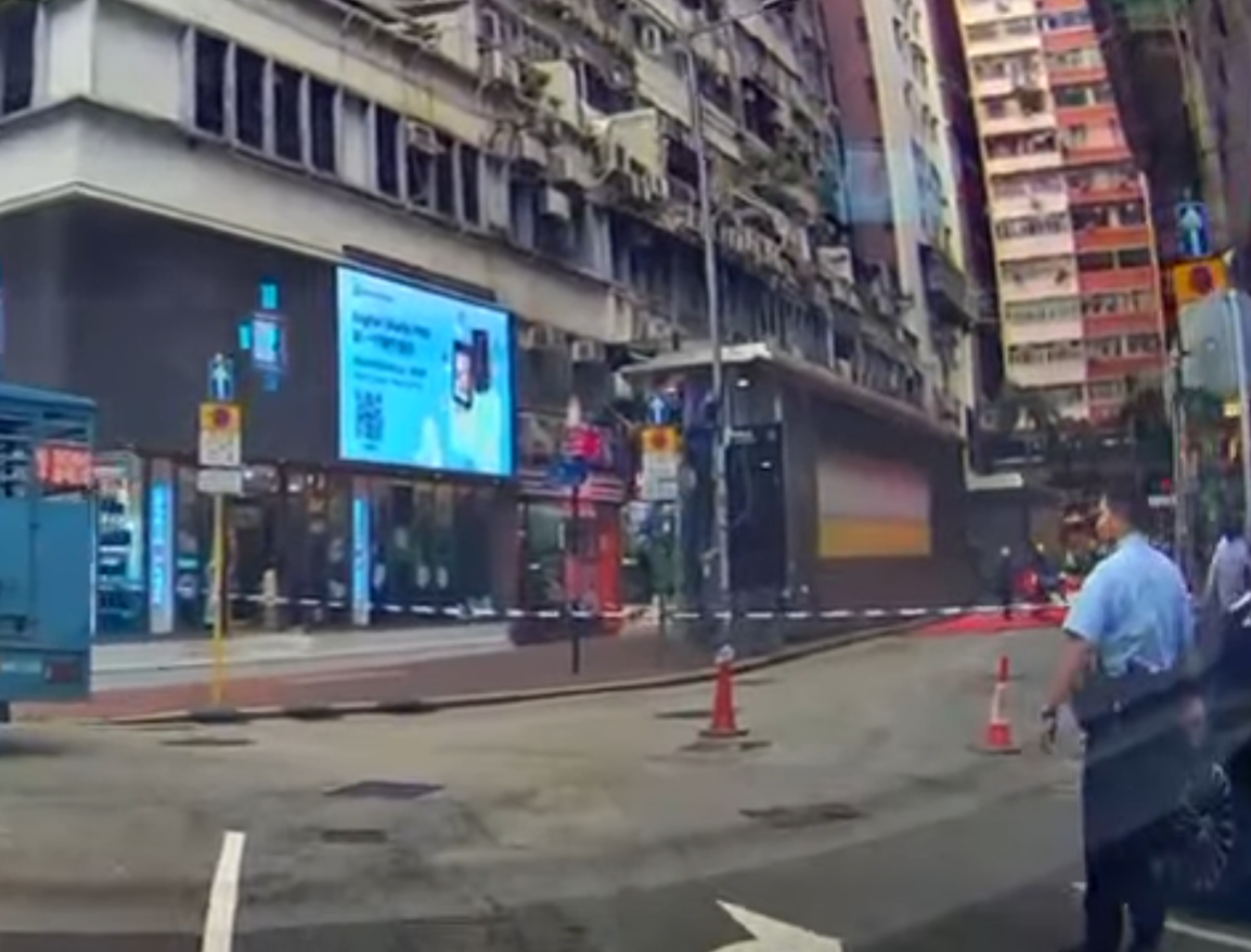 尖沙咀美麗都大廈有人在危險位置，加拿分道介乎碧仙桃路與彌敦道之間的一段全線現已封閉。(馬路的事討論區fb影片)