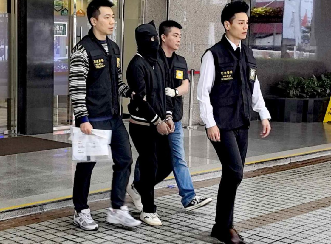  澳門發生賭場暴力搶劫案。一名41歲內地男子疑賭輸欠賭本急「撲水」，上周五（5日）凌晨在路氹一間賭場酒店客房內襲擊並搶劫一名剛認識的女賭客，再掠走其20萬港元籌碼重返賭桌，最終再輸清光，於酒店大堂被保安截捕。(網上圖片)