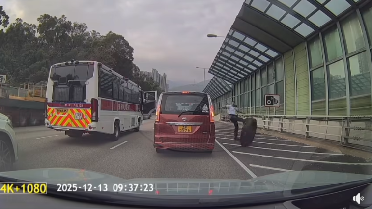 該名男警一腳「截停」車輪。(網上影片截圖)