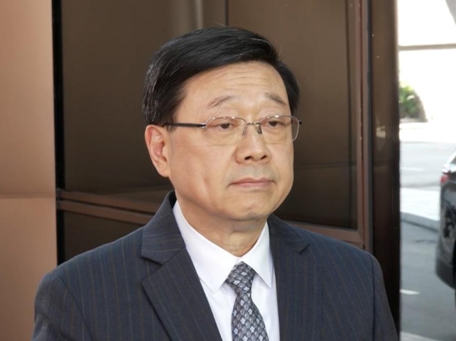 李家超出發前往北京述職，在香港機場會見傳媒。  (港台圖片)