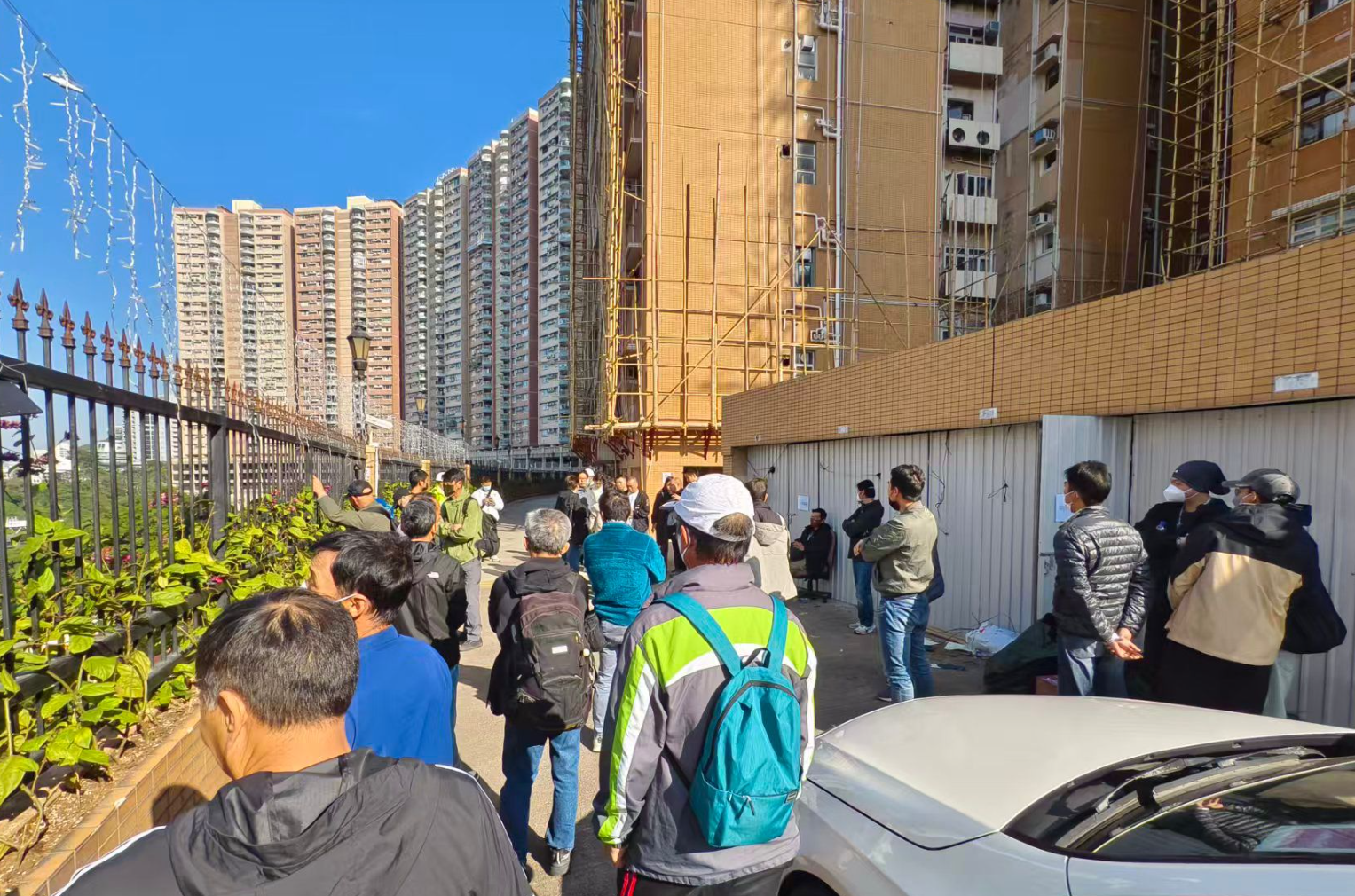 碧瑤灣逾30名搭棚工人向工程二判、物業管理公司及業主立案法團追討工資。(建造業總工會)