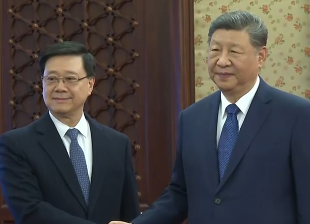 行政長官李家超今天展開第二日北京述職行程，下午向國家主席習近平匯報香港經濟、社會和政治等方面的最新情況   (電視畫面)