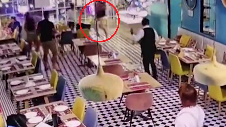 男子遊泰餐廳內無故驚慌奔逃 撞爆玻璃門亡 詭異過程曝光(有片)