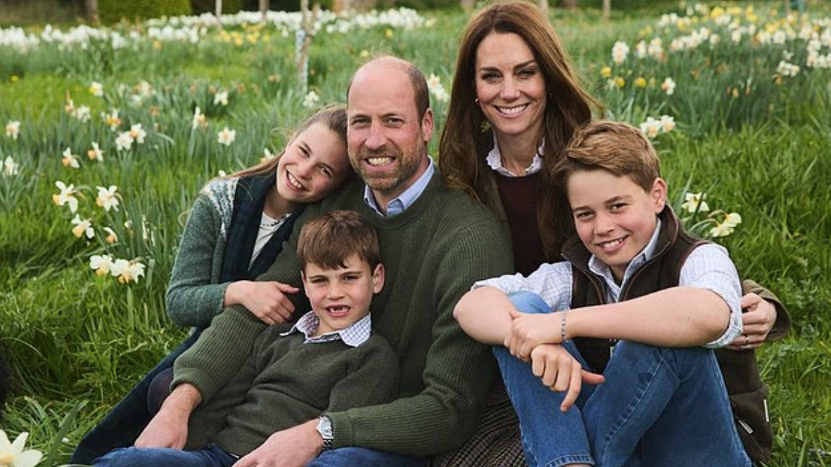英國王室｜威廉一家聖誕卡超溫馨！細仔「甩牙仔」笑容勁可愛