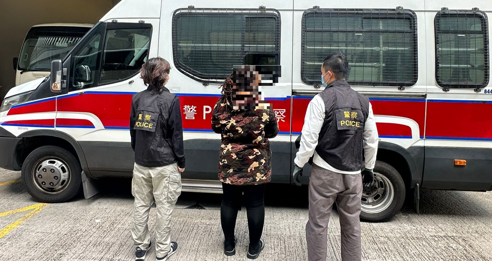 人員在油麻地砵蘭街及廟街附近拘捕一名44歲外籍女子及一名47歲內地女子，涉嫌「為不道德目的而唆使他人」及「違反逗留條件」