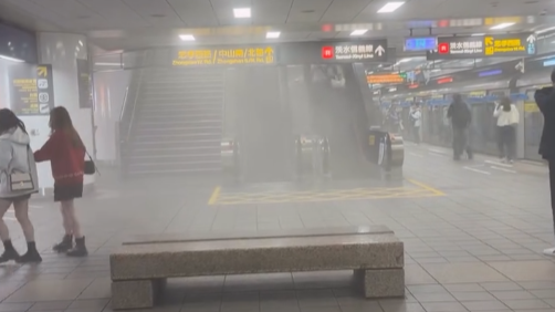 台北車站有人投擲煙霧彈，月台煙霧彌漫。(影片截圖)
