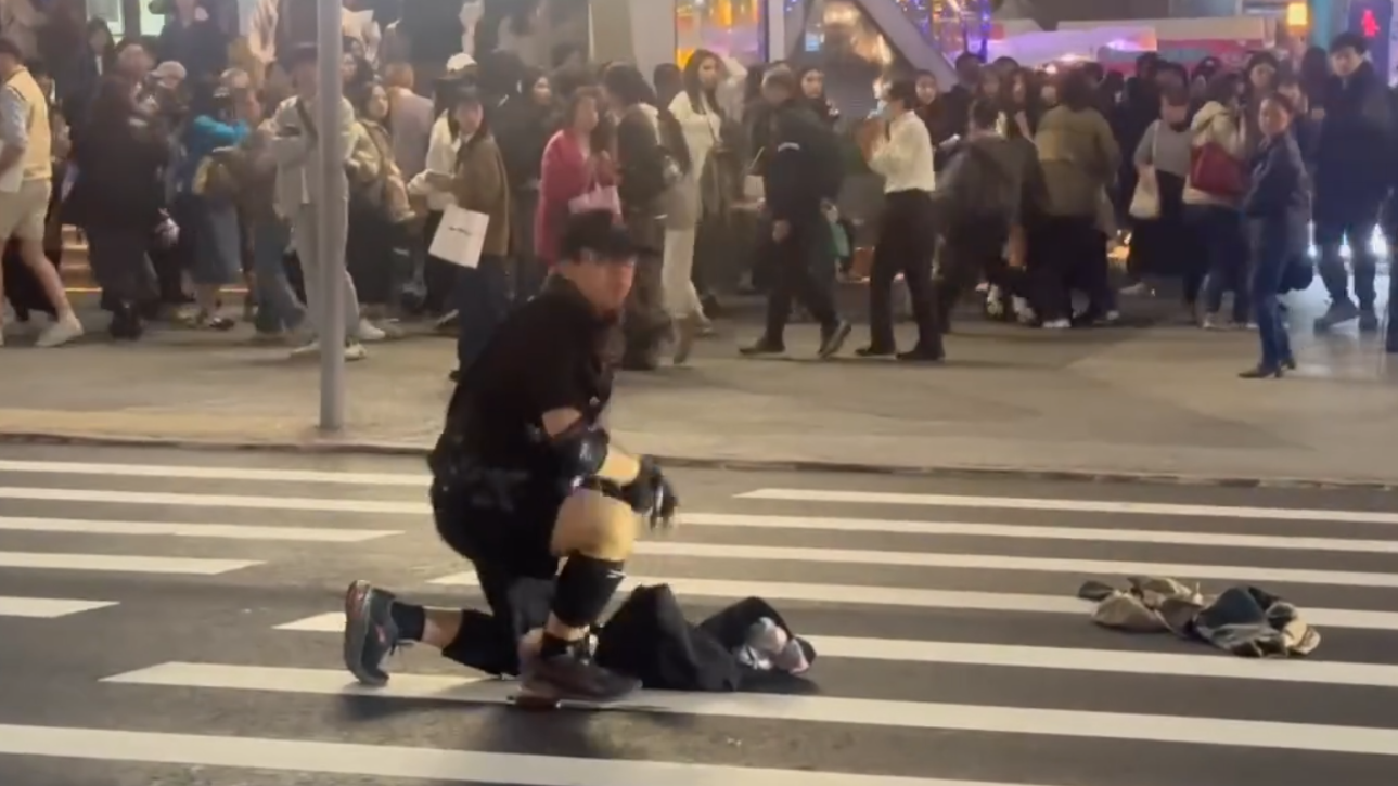 台灣男子在中山站外投擲多枚煙霧彈。(影片截圖)