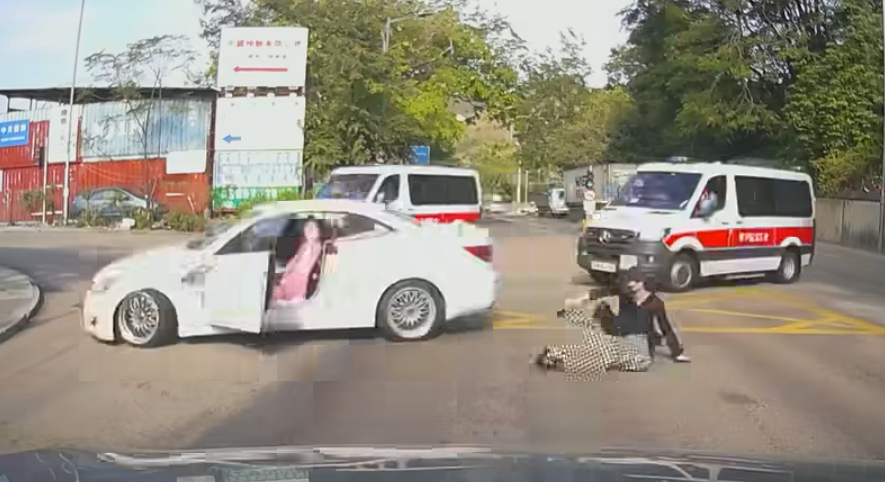 警方接報派警車追截，該車於3部閃燈警車夾擊在路口180度調頭，期間一名男子突然跌出私家車，被多名警員制服，私家車逃離現場。 FB：Lau Kai Chung@車Cam L（香港群組