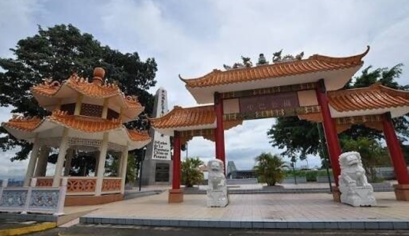 巴拿馬阿拉伊漢市政府在未徵得華僑華人代表同意下，以結構損毀構成風險為由拆除2004年建造、位於於巴拿馬運河西側美洲大橋觀景台的中巴公園及華人抵巴150周年紀念碑，引發兩國外交風波。(網上圖片)