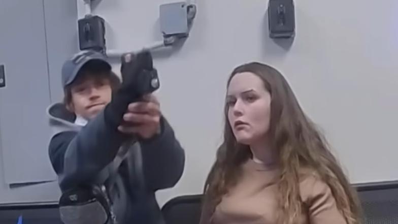 竊匪超市被捕竟掏槍射警，幸卡子彈免釀血案。(X)