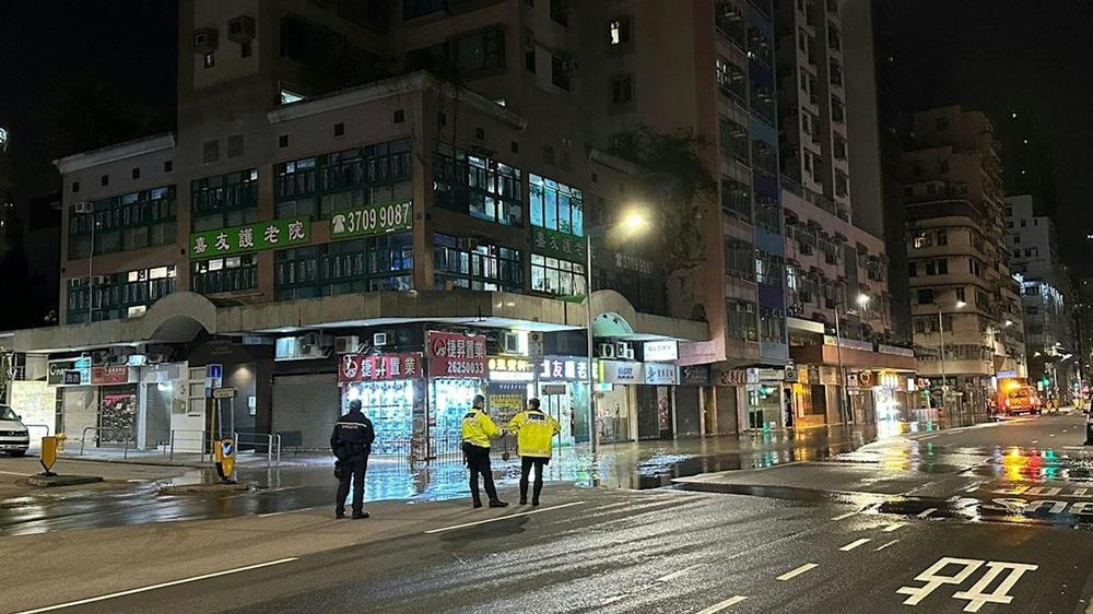 土瓜灣爆水管，民裕街介乎馬頭圍道與民樂街部分行車線封閉。(FB/香港突發事故報料區)