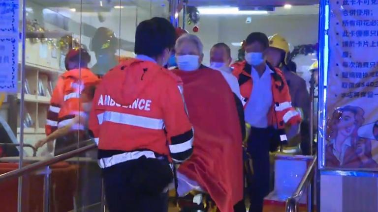 新蒲崗食肆失火濃煙湧樓上護老院，數十長者疏散，2人不適送院。(有線新聞截圖)