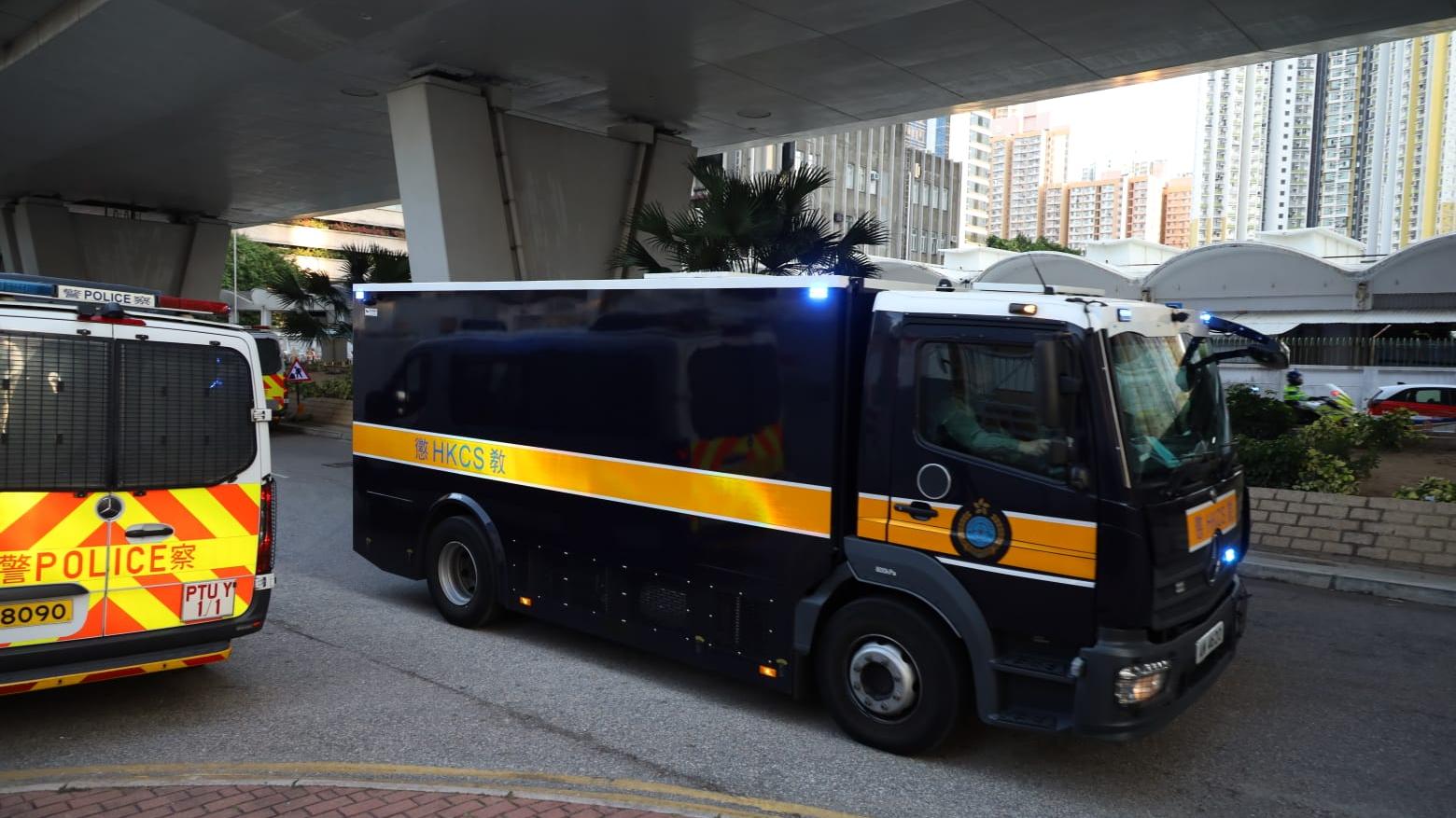 黎智英案今早10時裁決，百人排隊等旁聽，囚車抵達西九龍法院。（鍾式明攝)