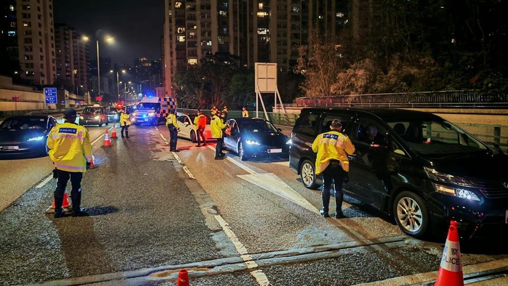 聖誕假期間打擊交通違例及非法賽車等，拘5男女扣查11車。(警方圖片)