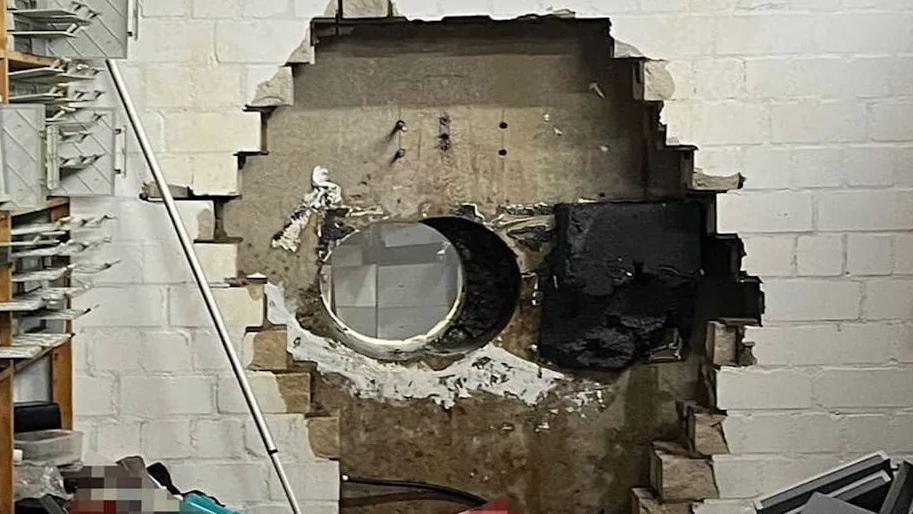 銀行金庫保險箱遭鑽牆洗劫，料逾1000萬歐元財物被盜。(德國警方圖片)