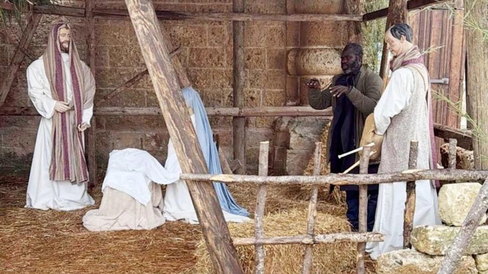 逃犯扮雕像藏身聖誕佈景，巿長路過眼利識破。(X)