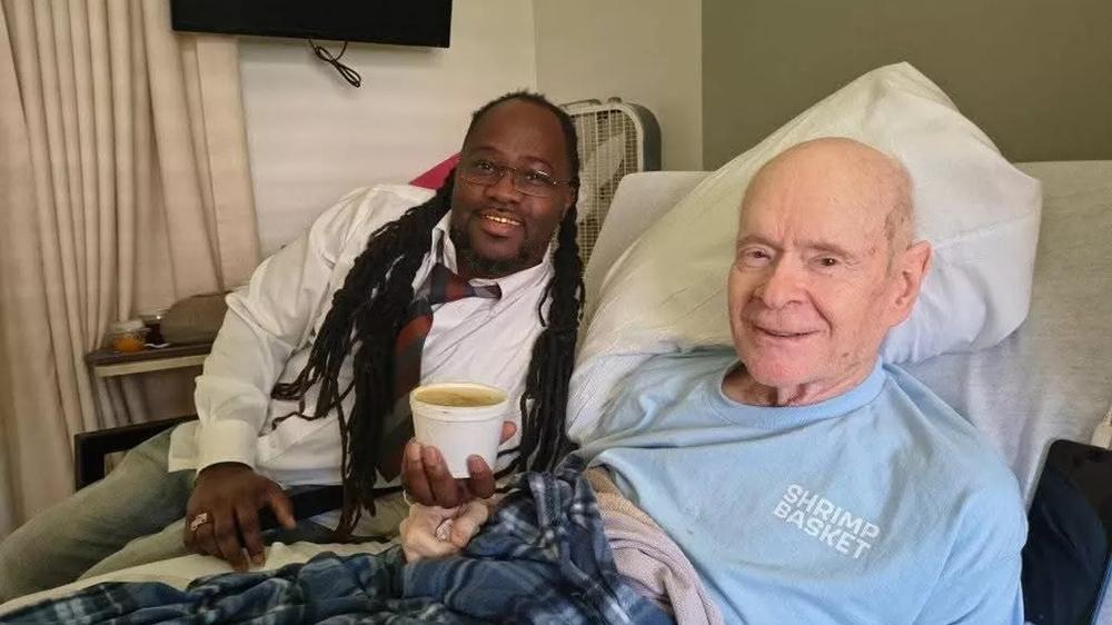 七旬翁10年連日光顧竟多日不見，廚師憑直覺救回一命。（Ｘ）