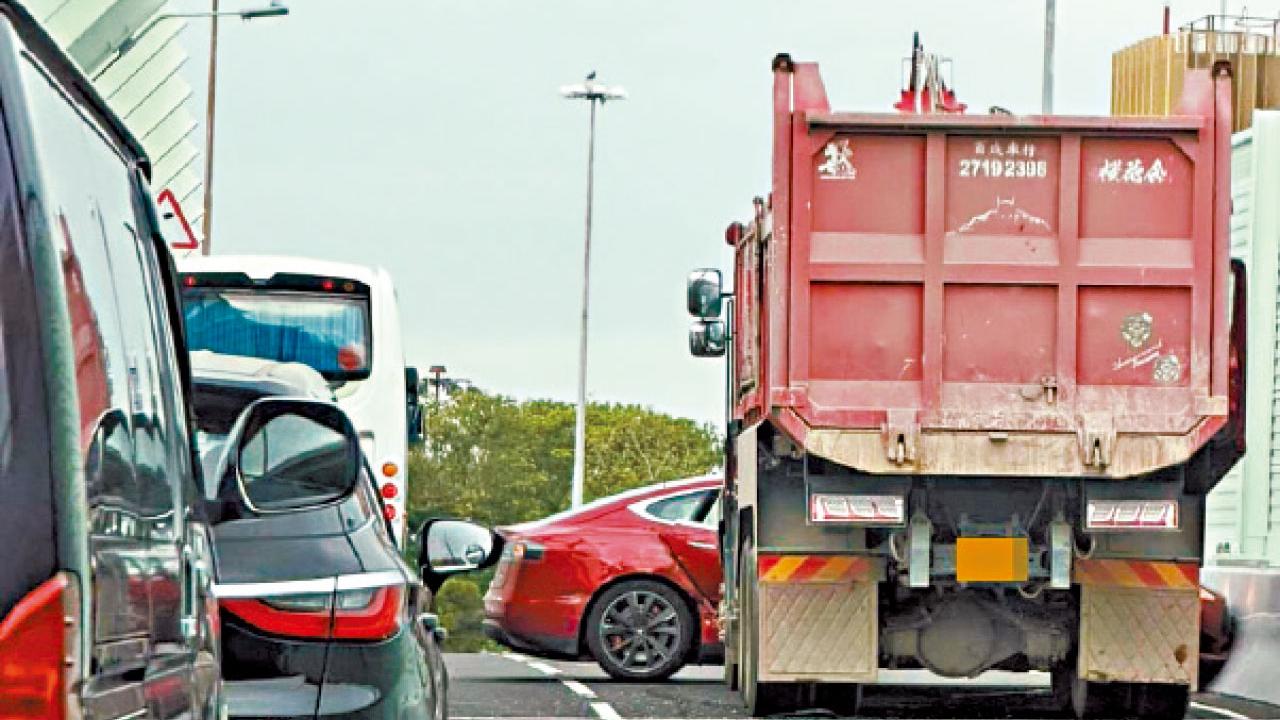 中九繞道通車3日首交通意外 私家車泥頭車相撞無人傷